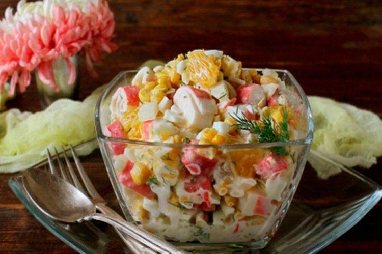 Salade aux bâtonnets de crabe, chou et orange - recettes