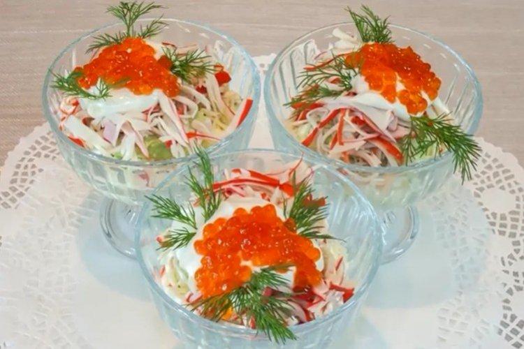 Salade aux bâtonnets de crabe, chou et caviar - recettes