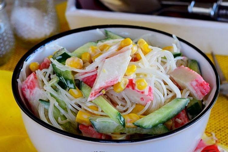 Salade aux bâtonnets de crabe, tomates et funchose - recettes