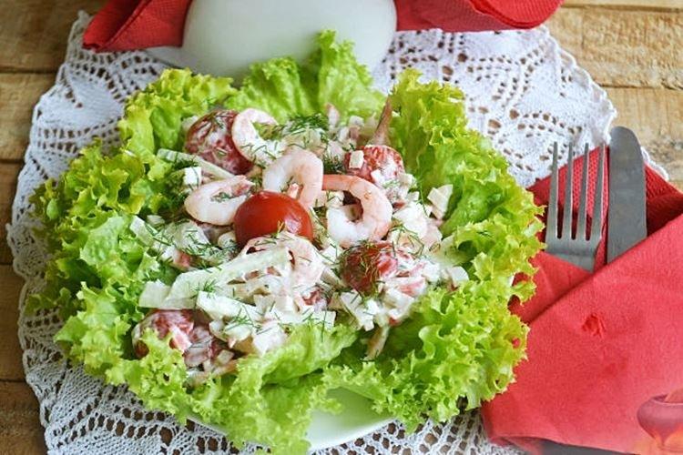 Salade aux bâtonnets de crabe, tomates et crevettes - recettes