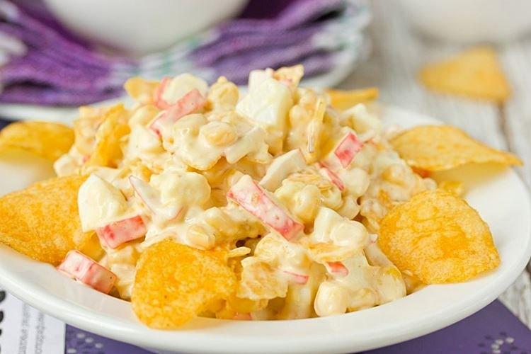 Salade aux bâtonnets de crabe, riz et frites - recettes