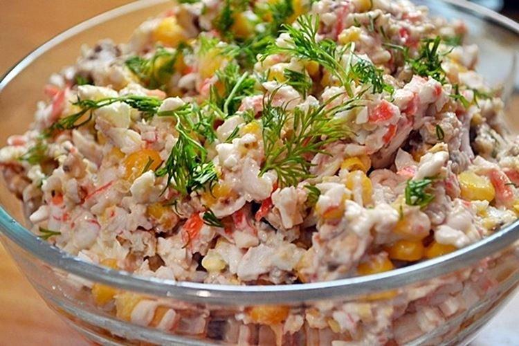 Salade aux bâtonnets de crabe, riz et noix - recettes