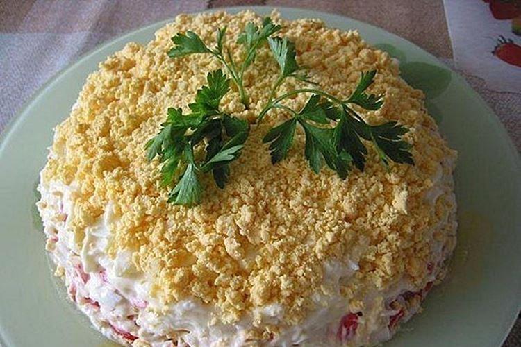 Salade aux bâtonnets de crabe, riz et thon - recettes