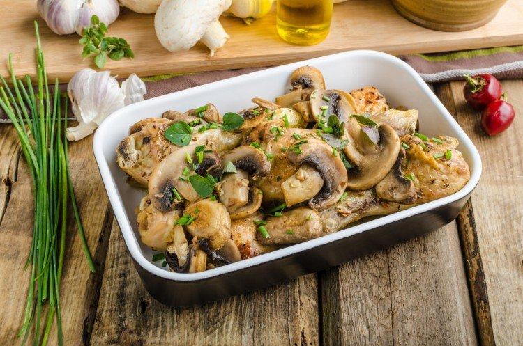 Salade tiède à l'ail - Recettes de salades de poulet et de champignons