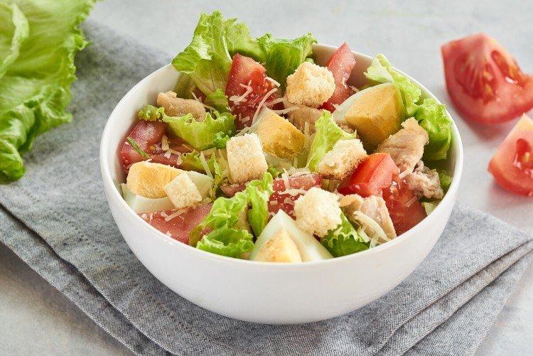 Salade César sans mayonnaise sur la table de fête - recettes