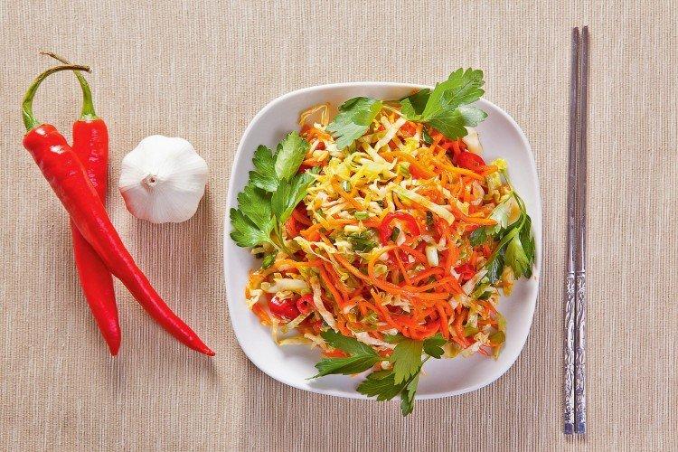 Salade coréenne sans mayonnaise sur la table de fête - recettes