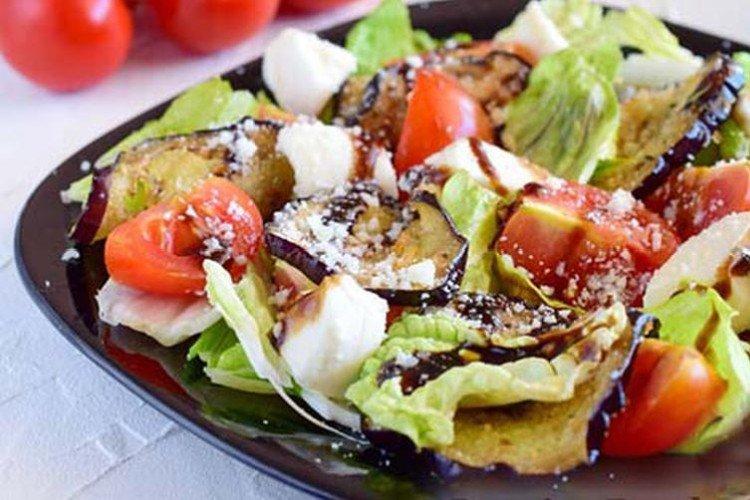 Salade de parmesan sans mayonnaise sur la table de fête - recettes