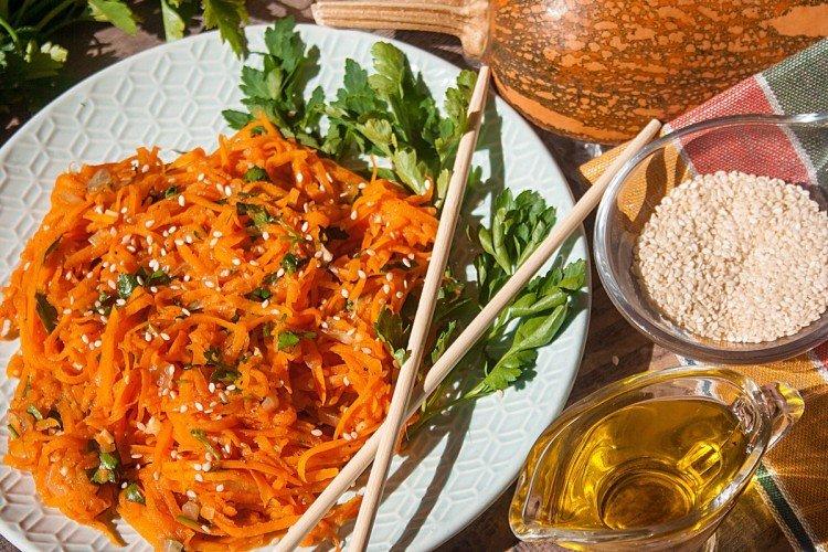 Salade coréenne de potiron sans mayonnaise sur la table de fête - recettes