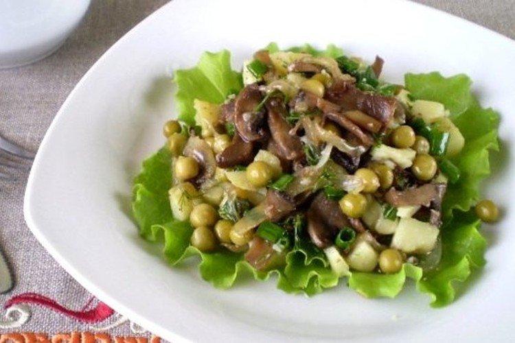 Salade aux champignons et petits pois sans mayonnaise sur la table de fête - recettes