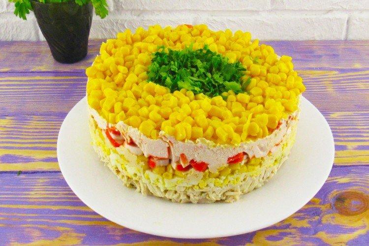 Salade de magnolia sans mayonnaise sur la table de fête - recettes