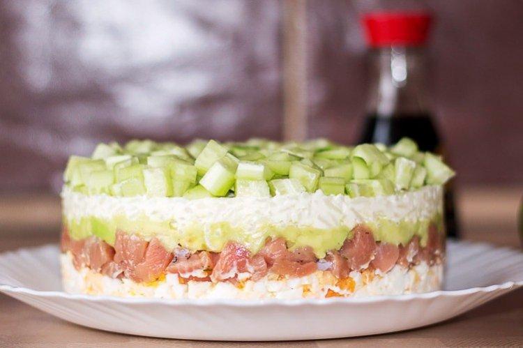 Salade de sushi sur la table de fête - recettes