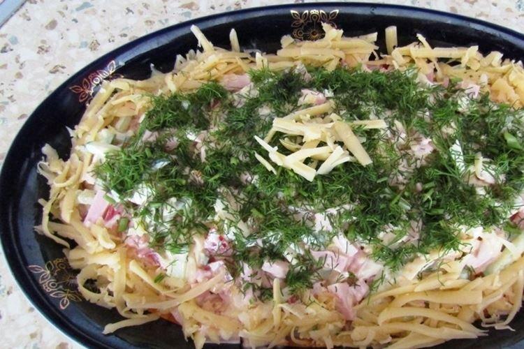 Salade aux saucisses fumées, œufs et fromage - recettes