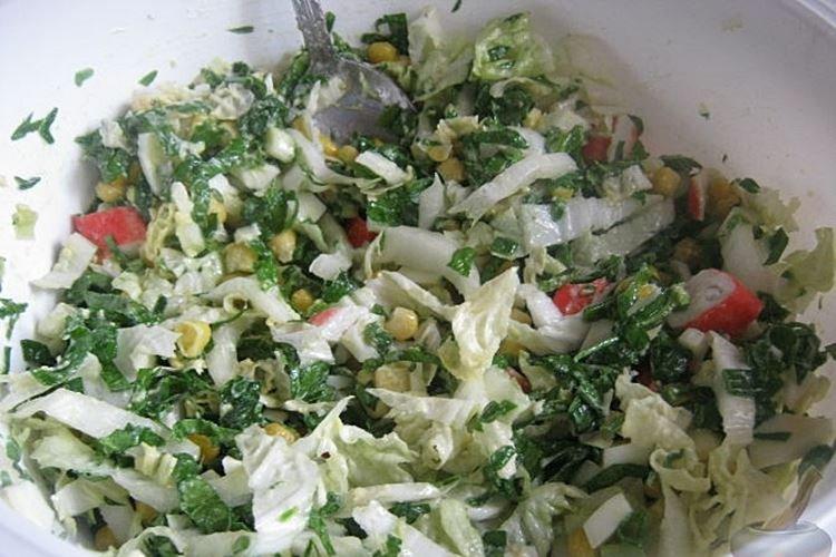 Salade aux bâtonnets de crabe maïs et épinards - recettes