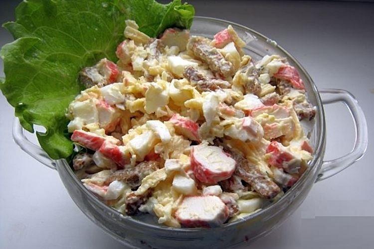 Salade aux bâtonnets de crabe, maïs et croûtons - recettes