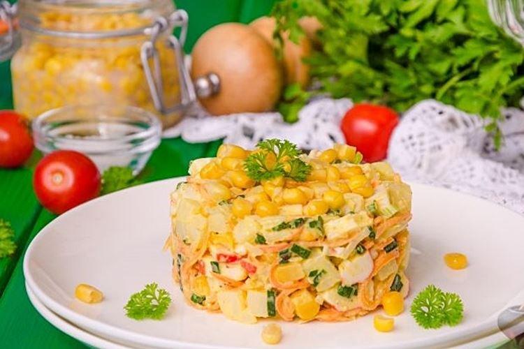 Salade aux bâtonnets de crabe maïs et carottes coréennes - recettes