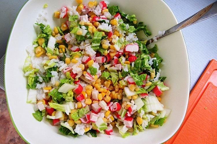 Salade aux bâtonnets de crabe maïs et chou chinois - recettes