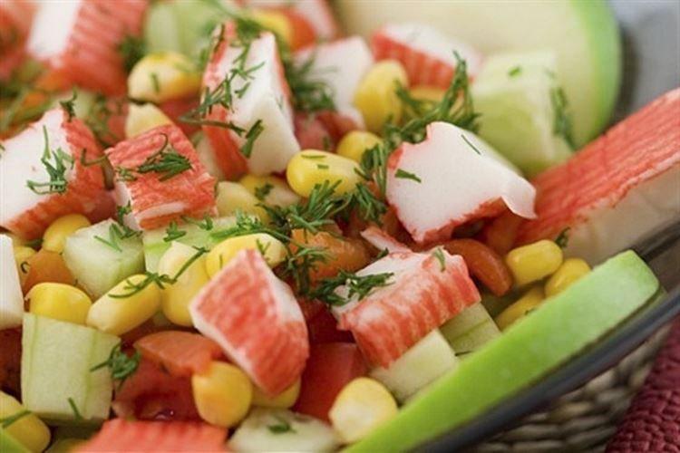 Salade aux bâtonnets de crabe, maïs et pomme - recettes