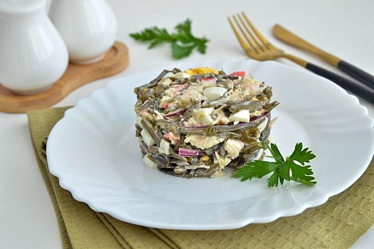 Salade aux bâtonnets de crabe, maïs et algues - recettes