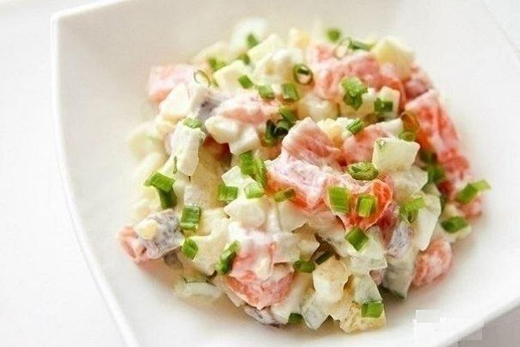 Salade aux bâtonnets de crabe, maïs et fromage cottage - recettes