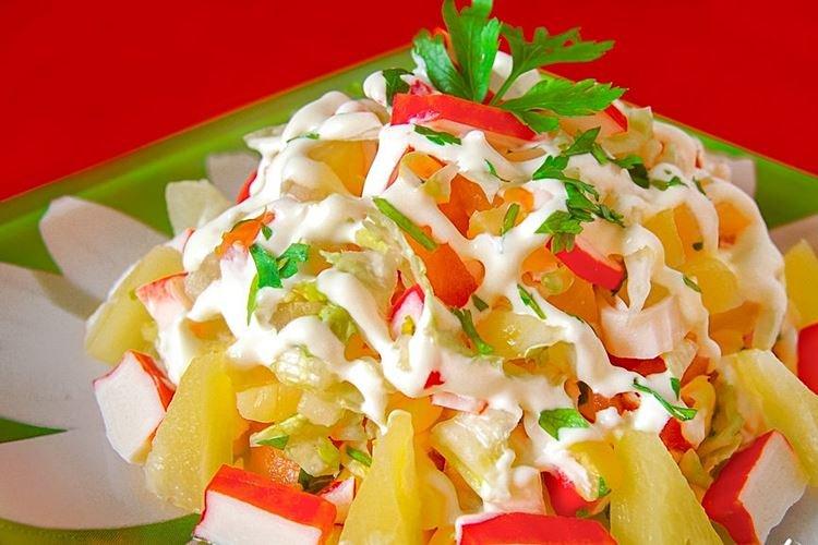 Salade aux bâtonnets de crabe maïs et ananas - recettes