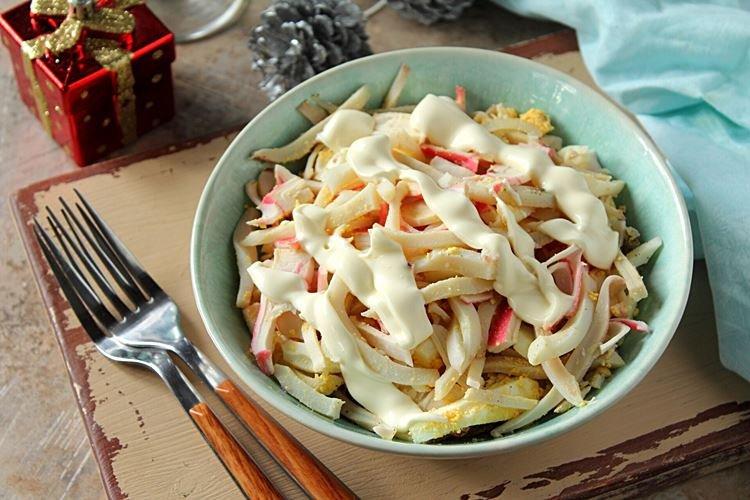 Salade aux bâtonnets de crabe, maïs et calamars - recettes