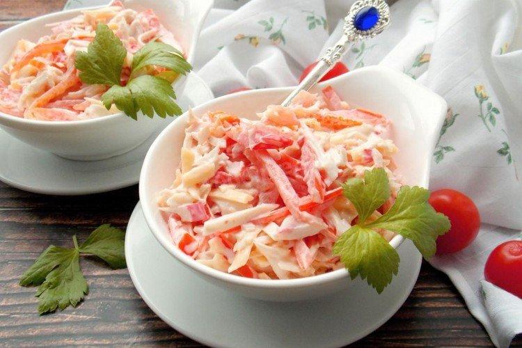 Salade aux bâtonnets de crabe et poivrons - recettes