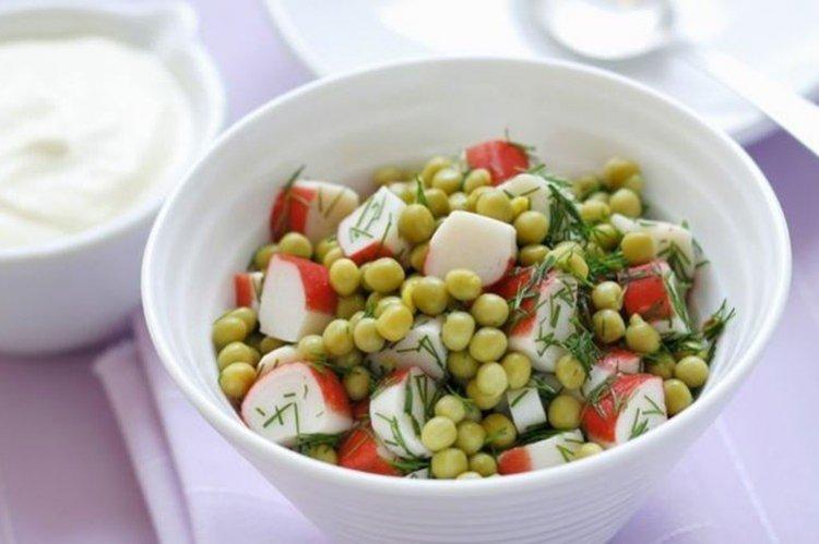 Salade aux bâtonnets de crabe et petits pois - recettes