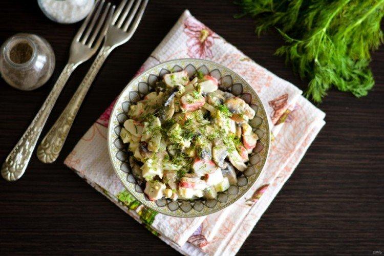 Salade aux bâtonnets de crabe et champignons - recettes