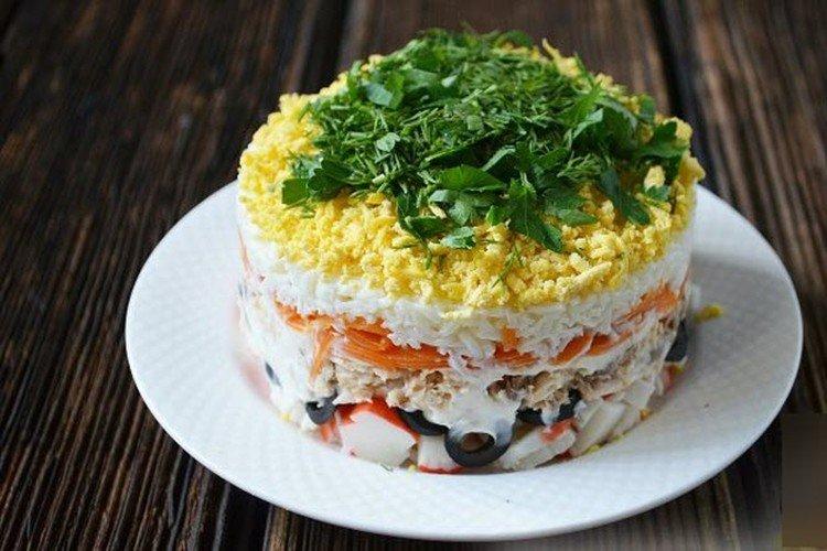 Salade aux bâtonnets de crabe et saumon rose - recettes