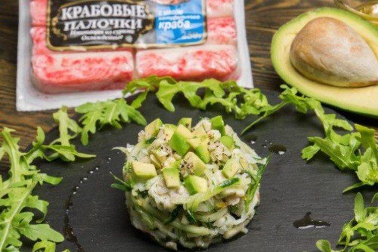 Salade aux bâtonnets de crabe, avocat et poire - recettes