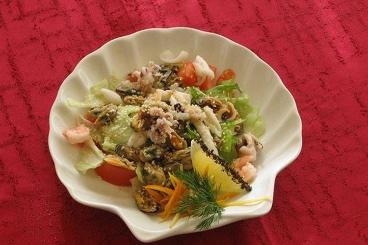 Salade de crevettes, calamars, cerises et parmesan - recettes