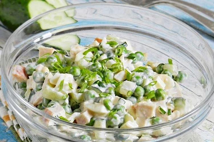 Salade de poulet fumé et petits pois surgelés - Recettes de salades mayonnaise pour le nouvel an 2021