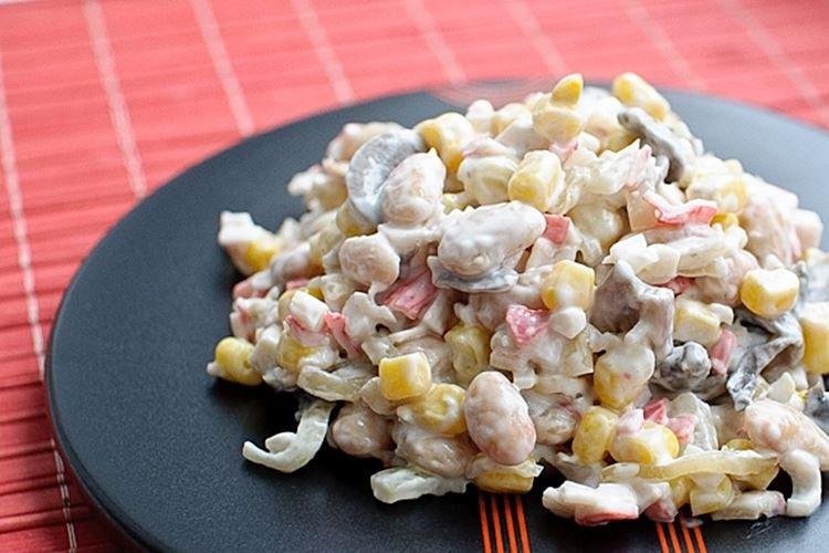 Salade aux champignons et bâtonnets de crabe - recettes