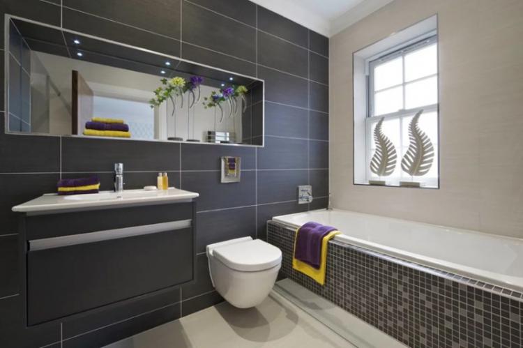 Couleur grise à l'intérieur de la salle de bain