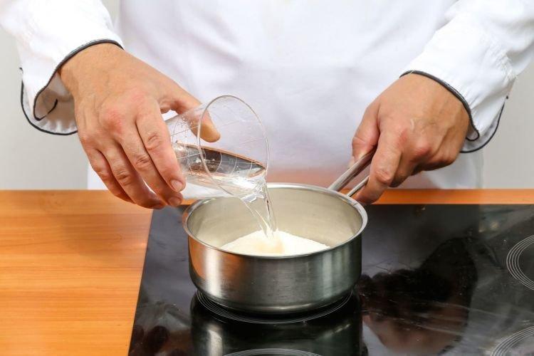 Lait concentré avec de l'eau et du soda à la maison - une recette