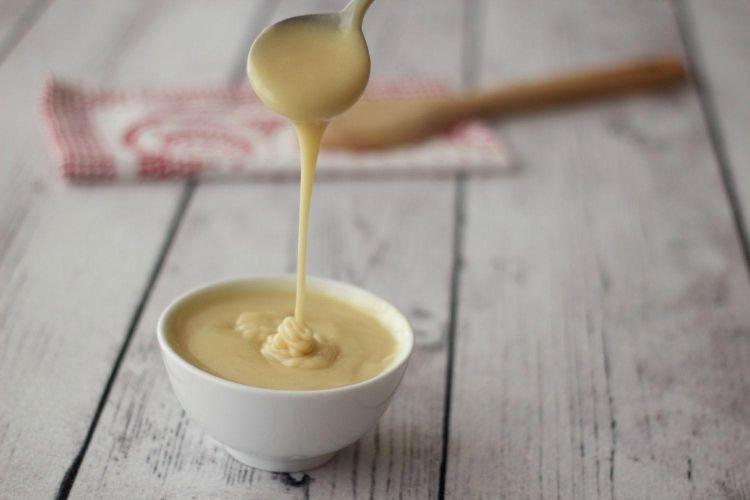 Lait concentré à partir de lait en poudre et d'eau à la maison - une recette