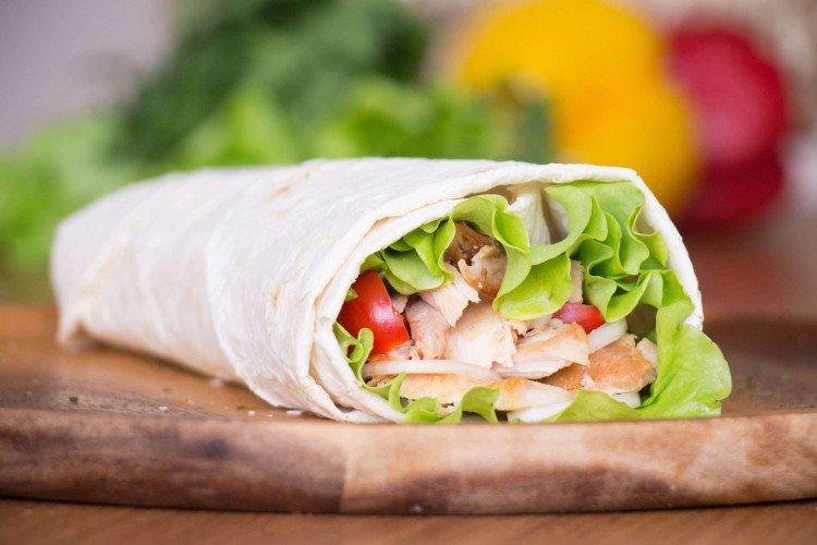 Shawarma au poulet et concombres marinés à la maison - recettes