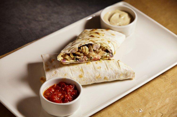 Shawarma au poulet, zeste et adjika à la maison - recettes