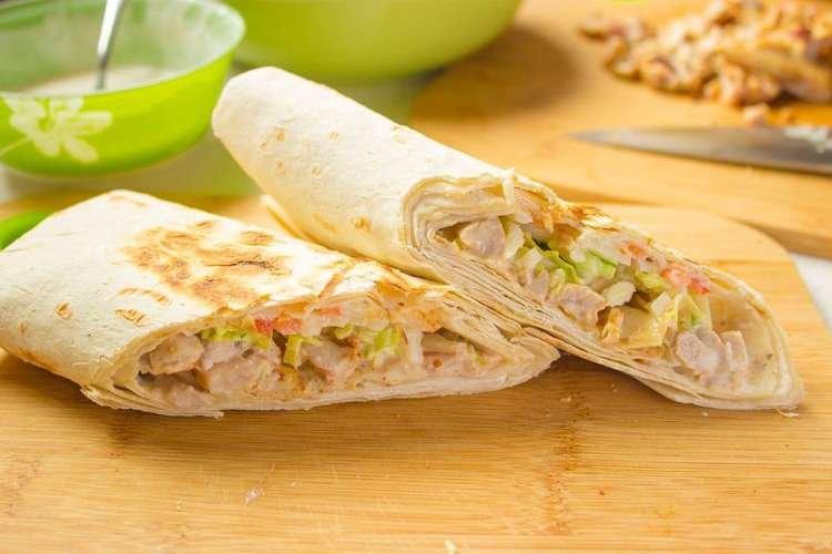 Shawarma au poulet, fromage cottage et herbes à la maison - recettes