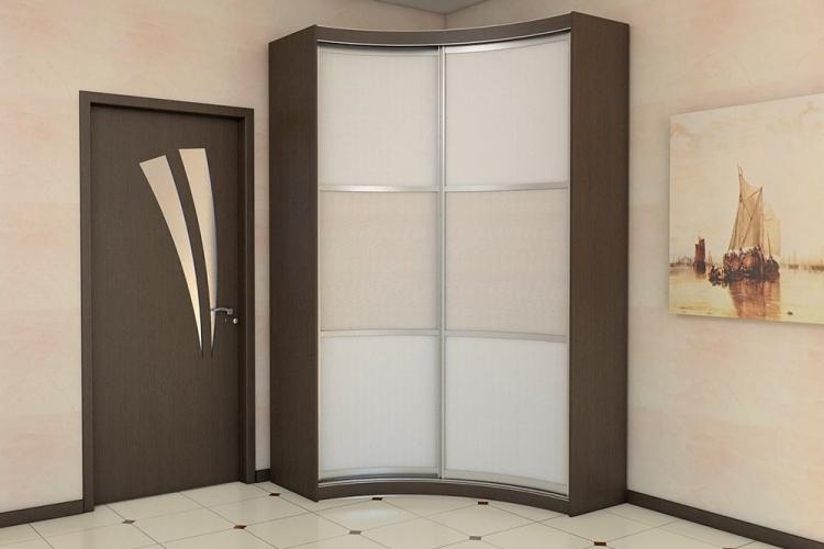 Armoire d'angle dans le couloir