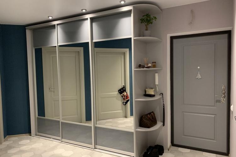 Matériaux - Armoire coulissante dans le couloir