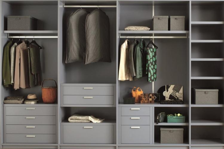 Remplir l'armoire dans le couloir