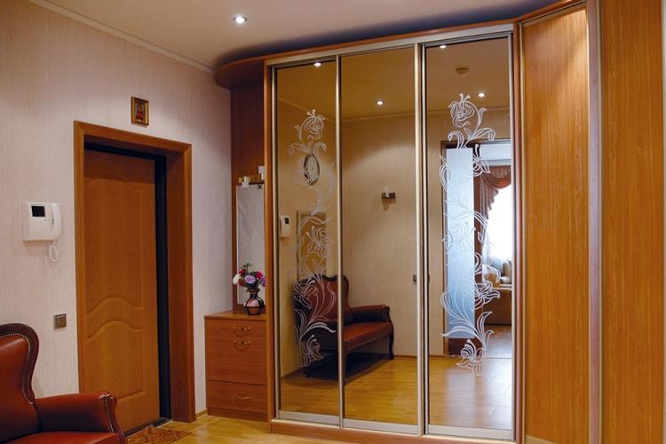 Armoire coulissante dans le couloir - modèles et photos