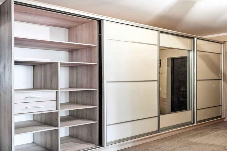 Armoire coulissante dans le couloir - modèles et photos