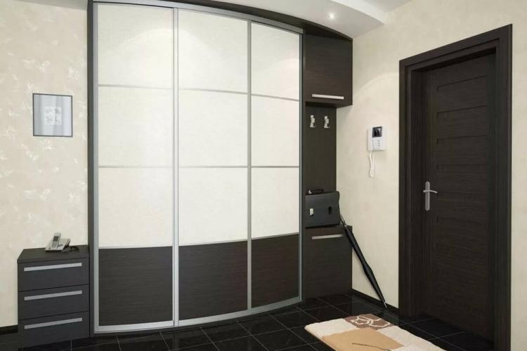 Armoire coulissante dans le couloir - modèles et photos