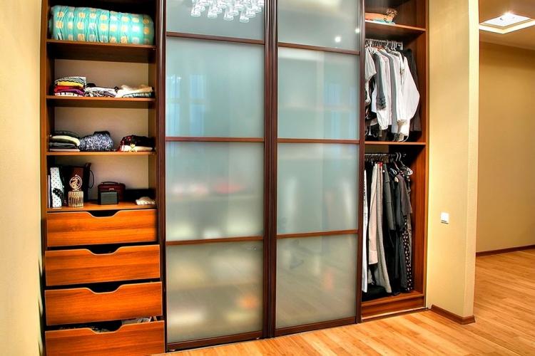 Armoire coulissante dans le couloir - modèles et photos