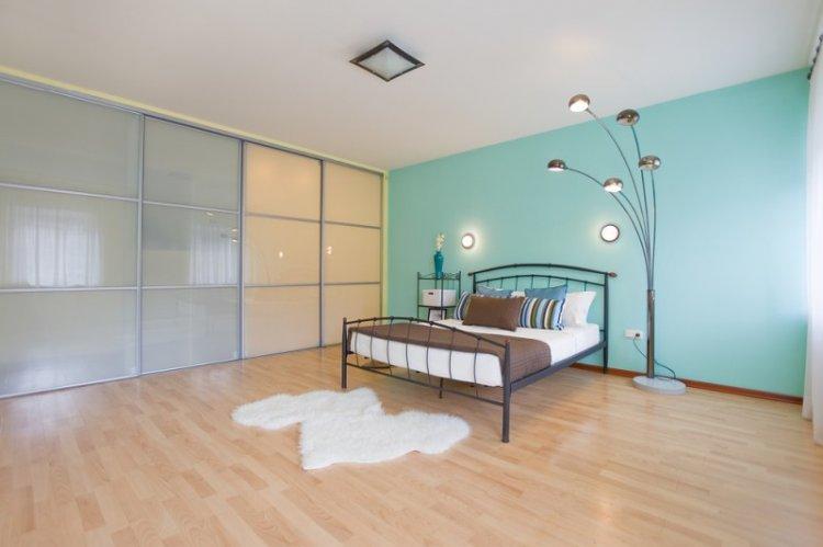 Armoire coulissante dans la chambre - modèles et photos