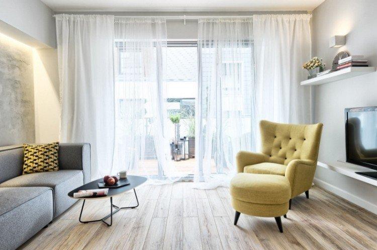 Rideaux transparents dans le salon dans un style moderne