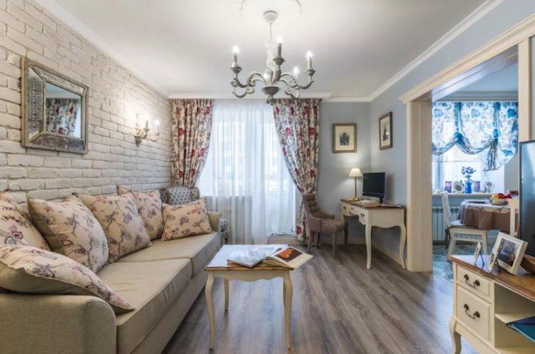 Rideaux de style provençal dans le salon, hall - conception de photo