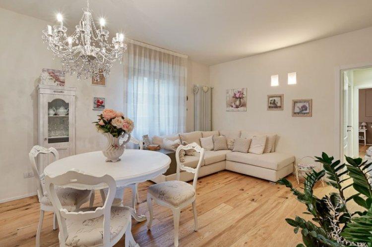 Rideaux de style provençal dans le salon, hall - conception de photo